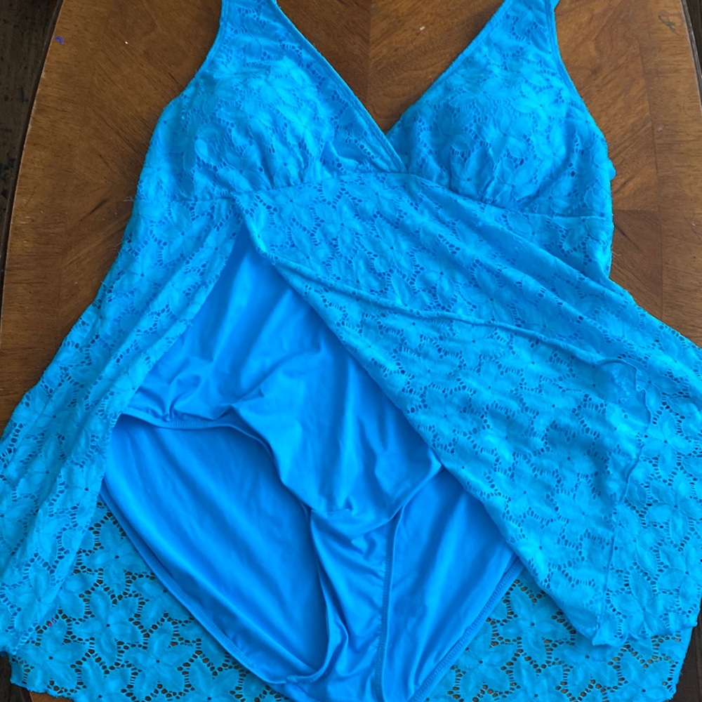 Blue bathing Suit with a slit in the slide. 1X size.